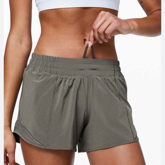 Lululemon / Hotty Hot Low-Rise Lined Short 2.5” - Picture 4 of 15